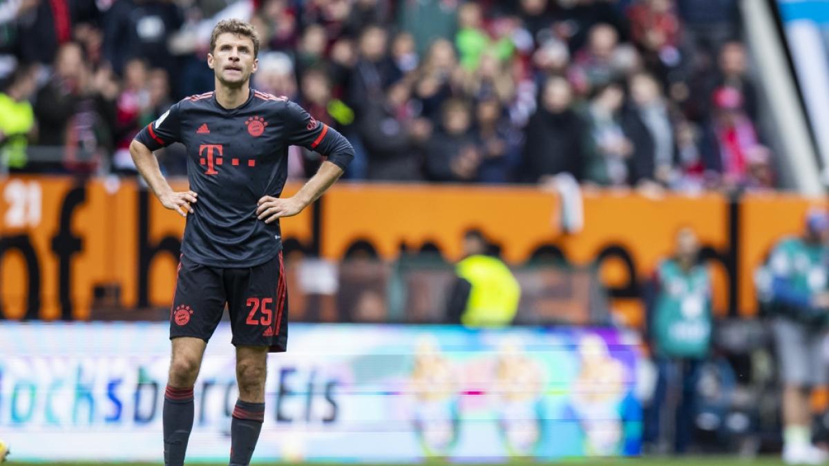 Betretene Miene nach der 0:1-Niederlage gegen Augsburg: Thomas M&uuml;ller steckt mit dem FC Bayern M&uuml;nchen in der Krise. (Foto)