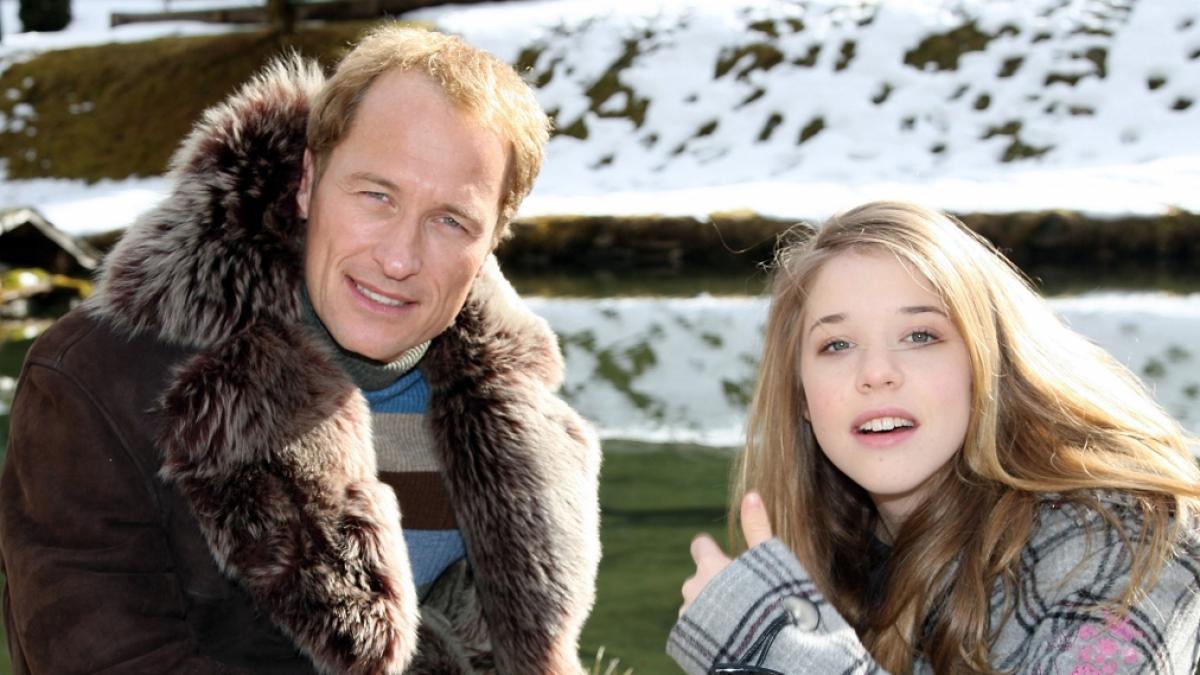 Markus Kn&uuml;fken mit Film-Tochter Josefina Vilsmaier w&auml;hrend einer Drehpause f&uuml;r den ARD-Film "M&auml;nner l&uuml;gen nicht" (2008). (Foto)