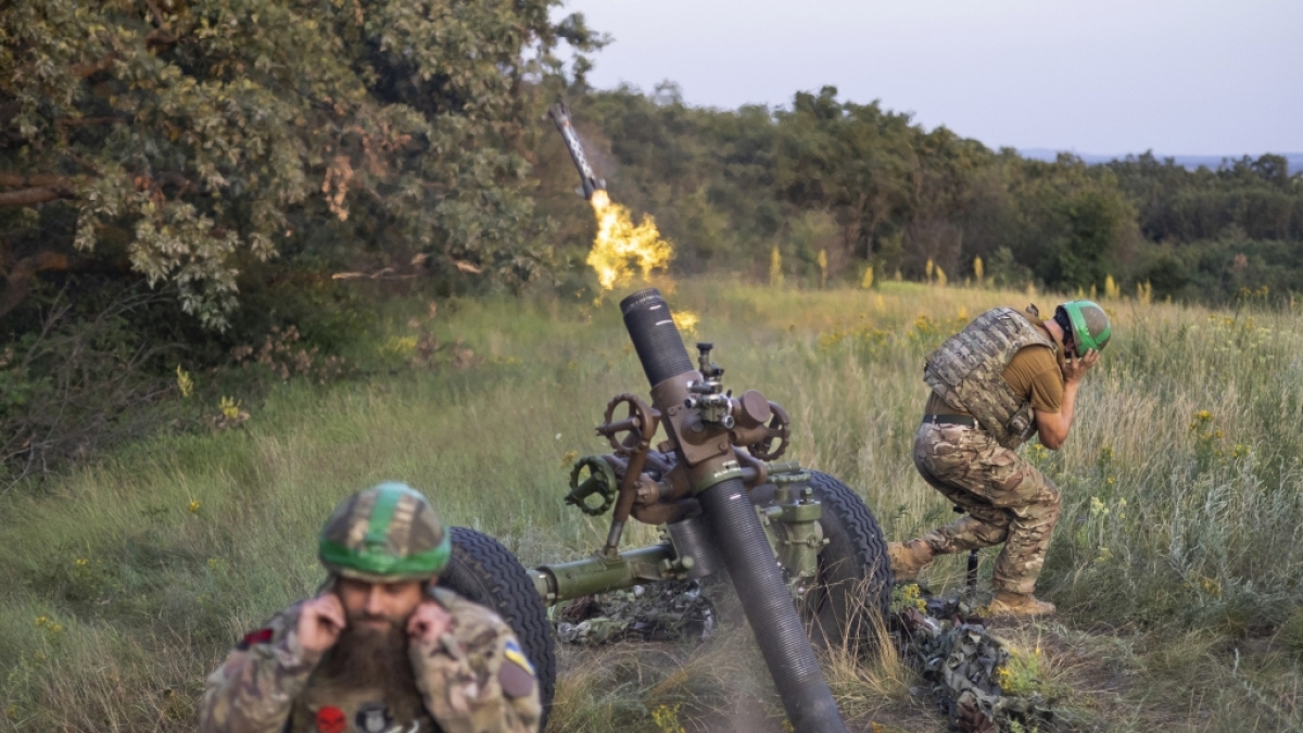 Ukrainische Soldaten der 3. Sturmbrigade feuern eine 122-mm-Haubitze auf russische Stellungen an der Frontlinie in der N&auml;he von Bachmut. (Foto)