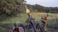 Ukrainische Soldaten der 3. Sturmbrigade feuern eine 122-mm-Haubitze auf russische Stellungen an der Frontlinie in der Nähe von Bachmut.