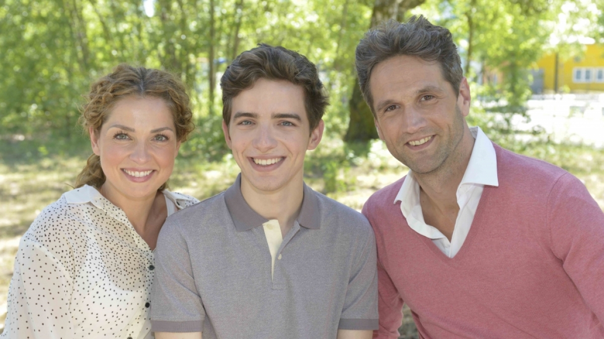 Oliver Franck alias Martin Ahrens (rechts) mit seiner ehemaligen GZSZ-Familie Nina Ahrens (Maria Wedig) und Sohn Luis (Maximilian Braun). (Foto)