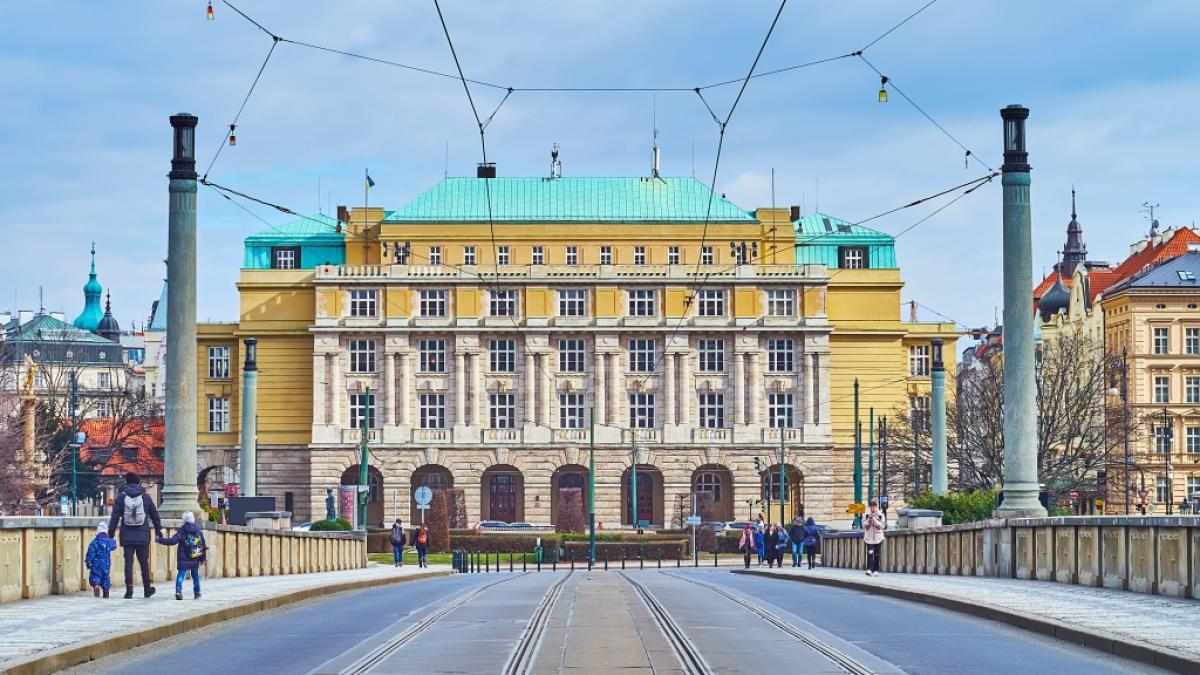 An der Karls-Universit&auml;t in Prag am Jan-Palach-Platz sollen Sch&uuml;sse gefallen sein. (Foto)