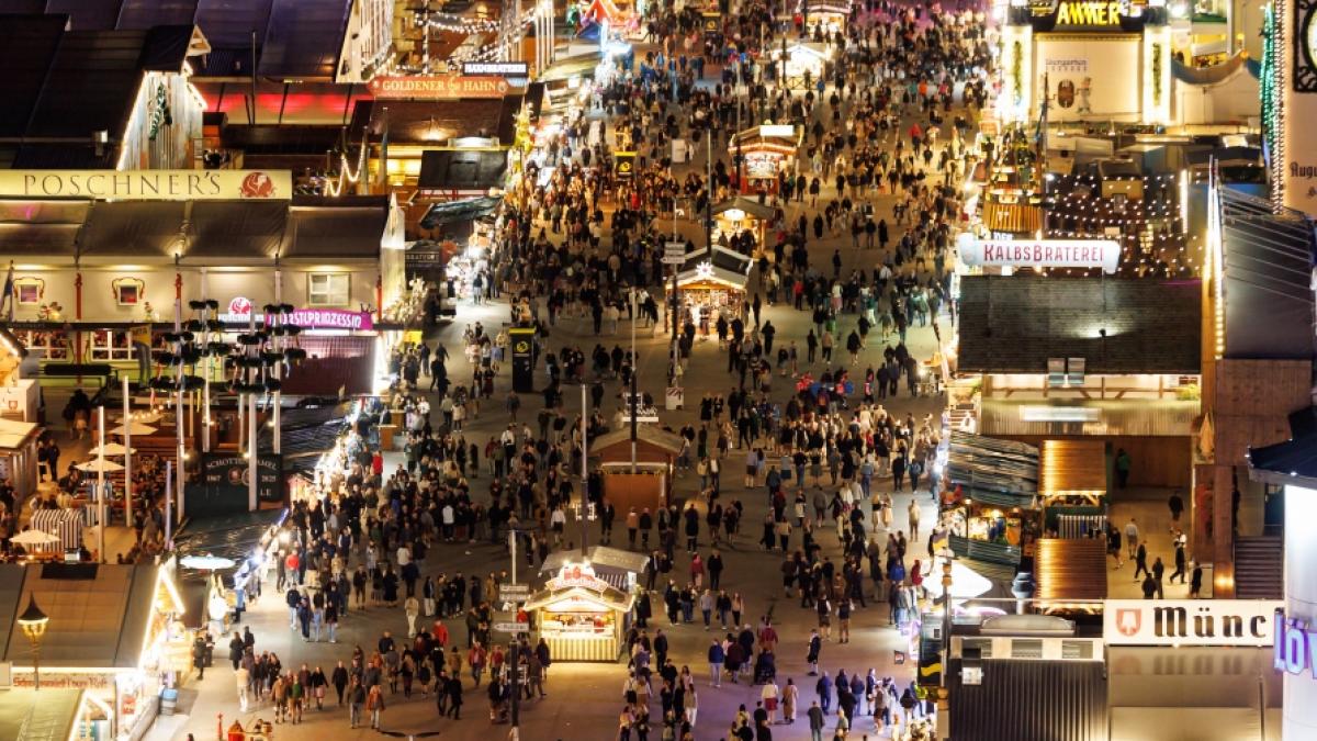 Am 1. Oktober 2025 war das Oktoberfestgel&auml;nde sp&uuml;rbar weniger frequentiert, nachdem eine Bombendrohung daf&uuml;r gesorgt hatte, dass die Wiesn ihre Pforten erst um 17.30 Uhr &ouml;ffnen konnte. (Foto)
