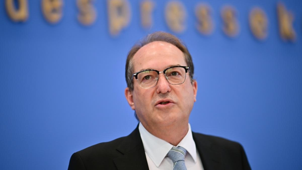Alexander Dobrindt freut sich &uuml;ber die "Asylwende" in Deutschland. (Foto)