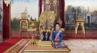 Thailands König Maha Majiralongkorn posiert neben seiner offiziellen Geliebten Sineenat Wongvajirapakdi.