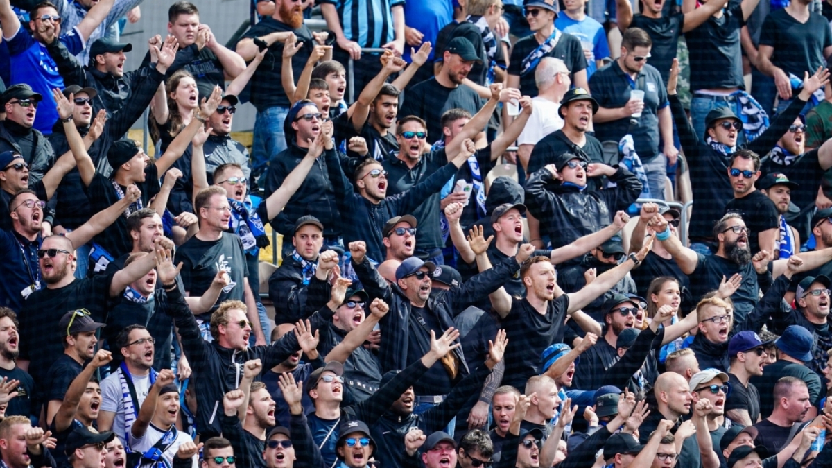 Unter Jubel feuern die Unterst&uuml;tzer vom SV Waldhof Mannheim ihre Mannschaft an. (Symbolbild) (Foto)