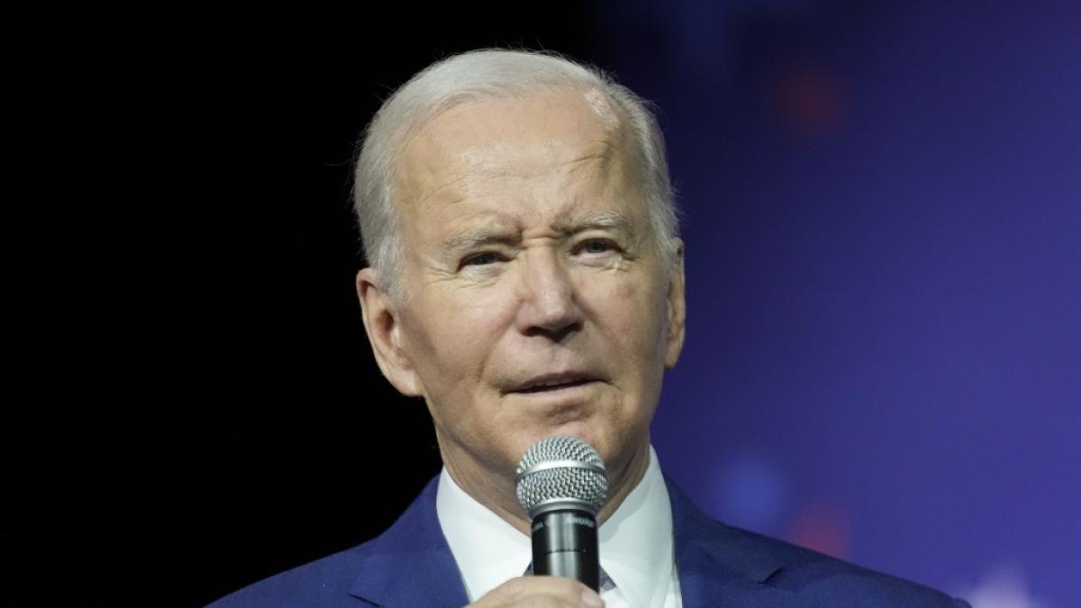 Joe Biden scheint sich jedes einzelne Mal zu verlaufen, wenn er die B&uuml;hne verlassen will. (Foto)