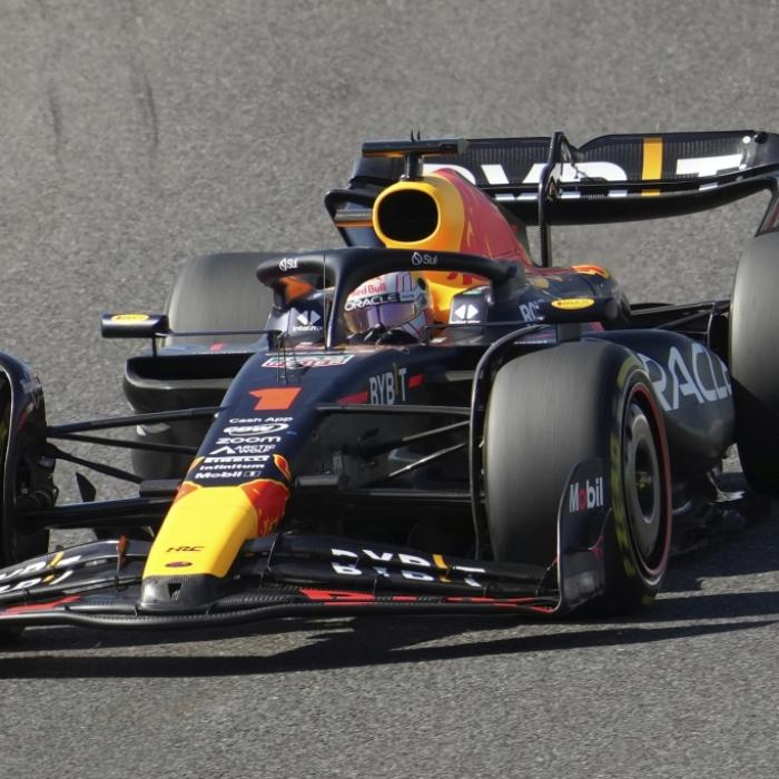 Verstappen flitzt mit Weltmeister-Helm zum Katar-Sieg
