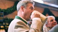 Markus Söder mit einer vollen Maß Wiesn-Bier bekommt man häufiger zu Gesicht als handfeste Resultate seiner politischen Arbeit als CSU-Chef und bayerischer Ministerpräsident.