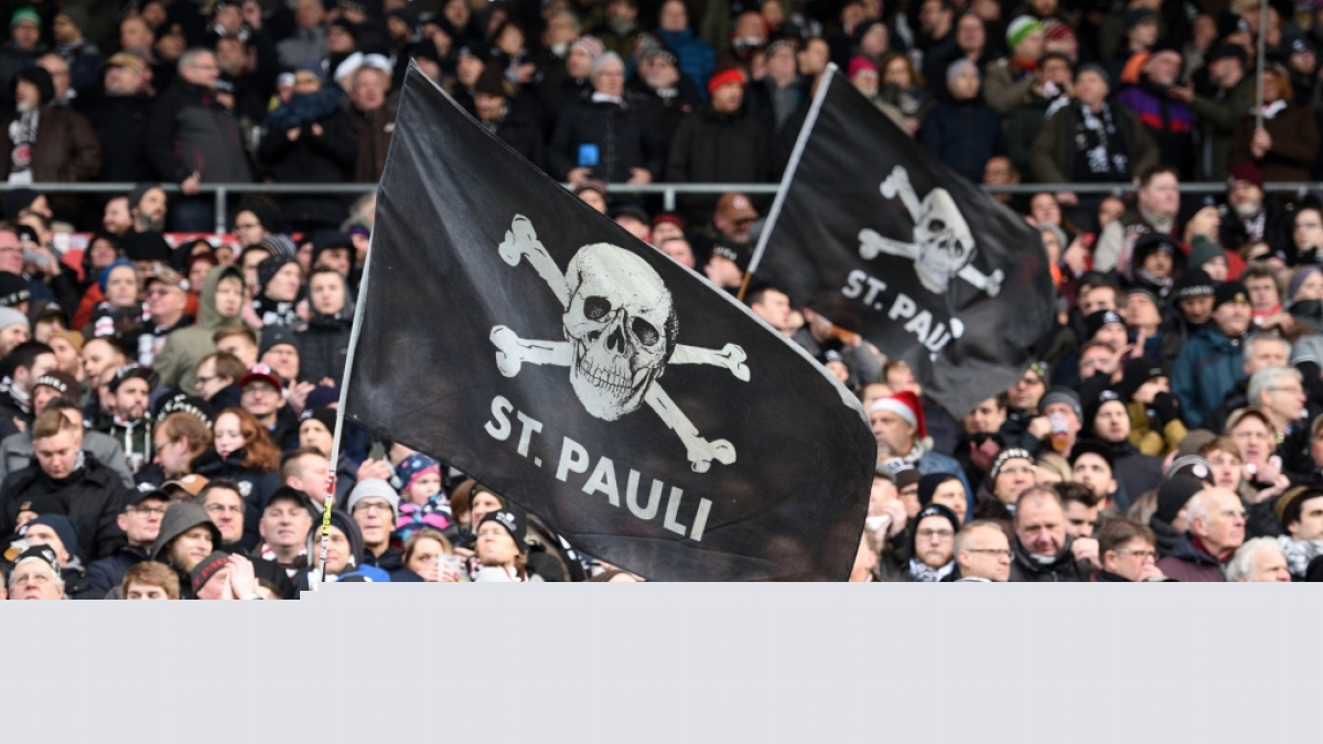 Mit der Totenkopf-Fahne unterst&uuml;tzen die Fans von St Pauli ihr Team. (Symbolbild) (Foto)