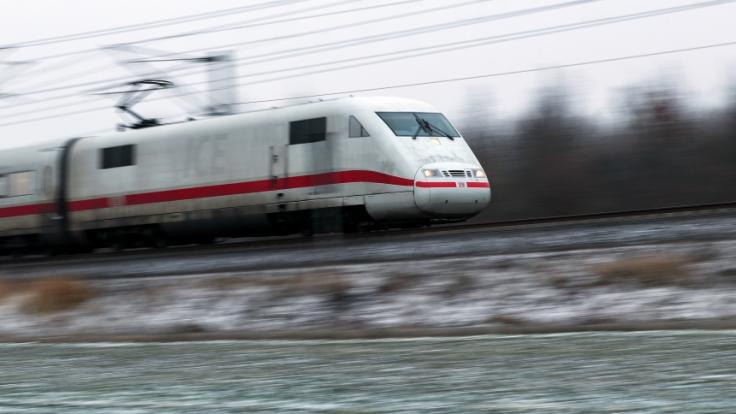 Bundesverkehrsminister Andreas Scheuer will durch eine Steuersenkung Fahrkarten im Fernverkehr der Bahn billiger machen.