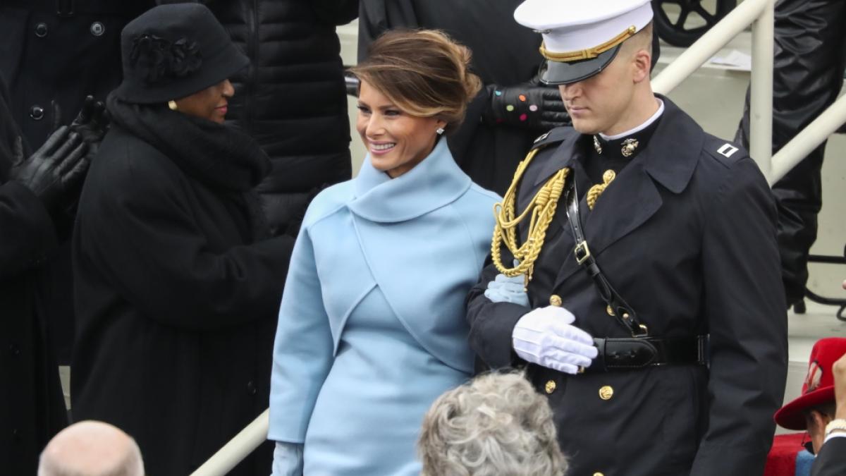 Rache ist s&uuml;&szlig;: Melania Trump klammert sich demonstrativ an einen schmucken Herren in Uniform und l&auml;sst ihren Ehemann Donald Trump links liegen. (Foto)
