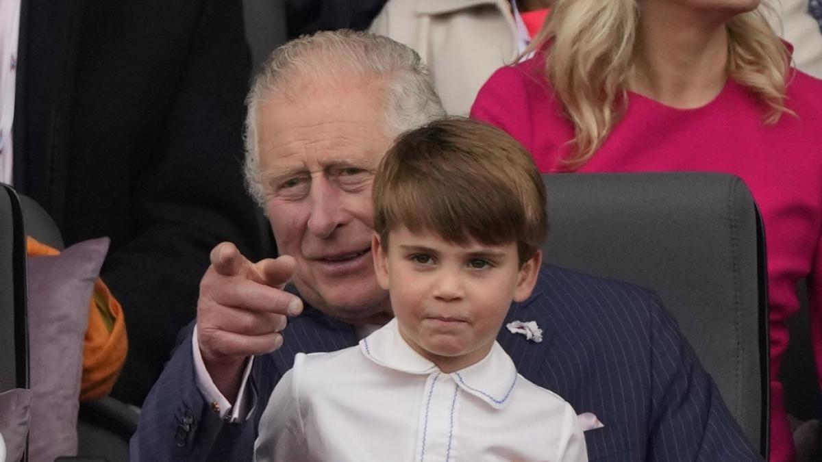 Bei Opa ist's am sch&ouml;nsten: Prinz Louis verfolgt auf dem Scho&szlig; von Prinz Charles die bunte Stra&szlig;enparade. (Foto)