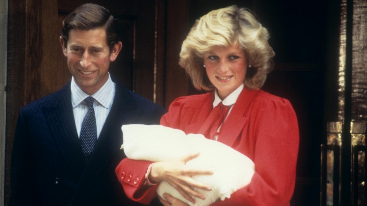 F&uuml;r die Medienvertreter vor der Entbindungsklinik machte Prinz Charles am Tag von Prinz Harrys Geburt noch gute Miene zum b&ouml;sen Spiel - doch hinter den Kulissen konnte der frischgebackene Vater seine Entt&auml;uschung nicht verbergen. (Foto)