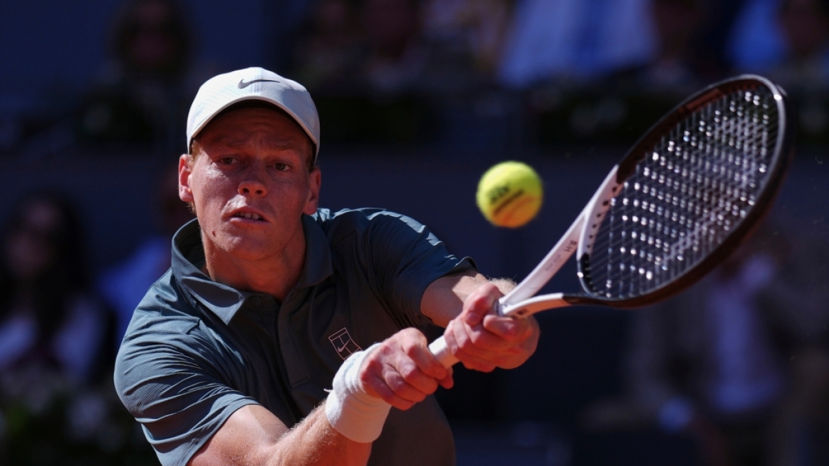 Jannik Sinner schl&auml;gt den Ball bei den Madrid Open, am 26.04.2026. (Symbolbild) (Foto)