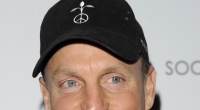 Woody Harrelsons Vater sitzt wegen Mordes im Gefängnis. Als der Schauspieler sieben Jahre alt war, sah sein Vater das erste Mal als Mörder schwedische Gardinen. Später brachte ihn ein zweiter Mord lebenslänglich hinter Gitter.