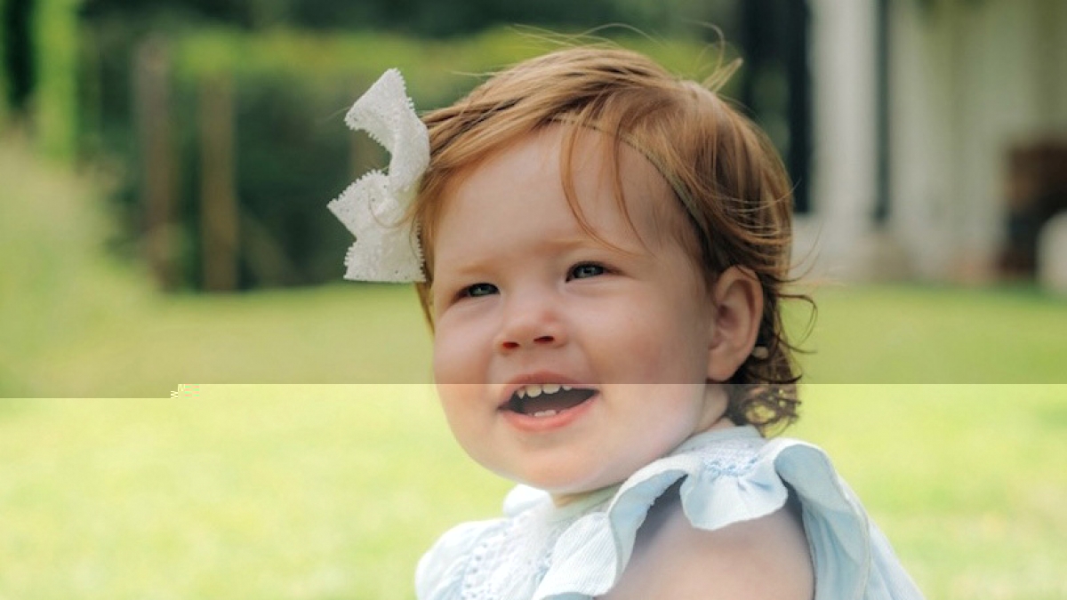 Die kleine Lilibet musste an ihrem 1. Geburtstag ohne die Queen vor der Kamera posieren. (Foto)