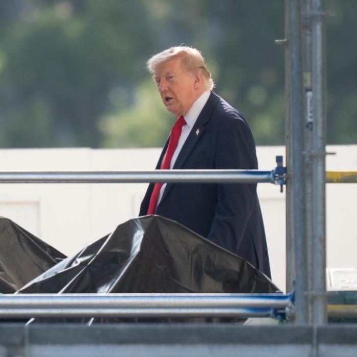 Wirbel um neues Video - verliert der US-Präsident hier das Gleichgewicht?