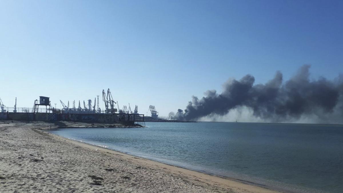 Rauch steigt nach einem Beschuss in der N&auml;he eines Seehafens in Berdjansk auf., nachdem die ukrainische Marine das russische Schiff "Orsk" versenkt hat. (Foto)