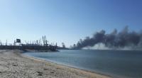 Rauch steigt nach einem Beschuss in der Nähe eines Seehafens in Berdjansk auf., nachdem die ukrainische Marine das russische Schiff 