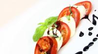 Balsamico-Essig gehört für viele Verbraucher:innen zur Grundausstattung in der Küche.