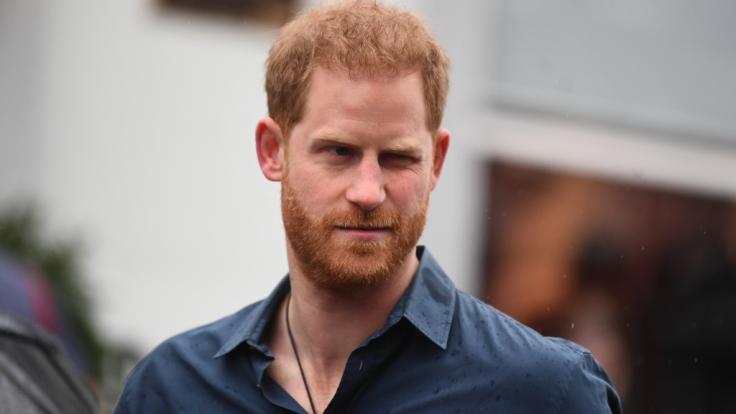 Keine herzliche Begrüßung? Seine Rückkehr in den Schoß der Familie dürfte sich Prinz Harry anders vorgestellt haben...