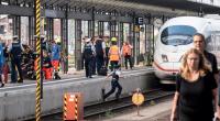 Ein ICE steht am Gleis 7 des Frankfurter Hauptbahnhofs, nachdem es bei der Einfahrt des Zuges zu einem Zwischenfall mit einem Kind kam.