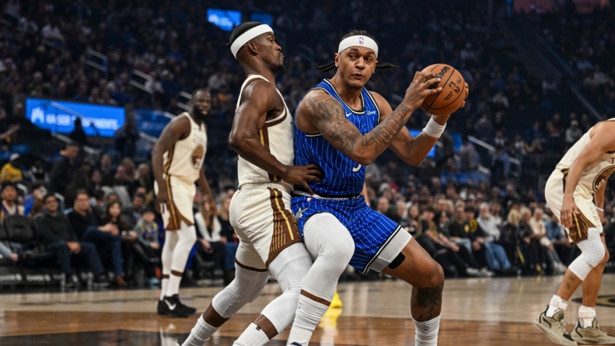 Jimmy Butler III (l) von den Golden State Warriors verteidigt Paolo Banchero (r) von den Orlando Magic, am 22.12.2025. (Symbolbild) (Foto)