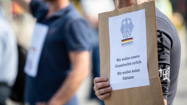 Die Nachrichten des Tages auf news.de: Bundesverfassungsgericht entscheidet: Corona-Regeln verletzen Grundrechte