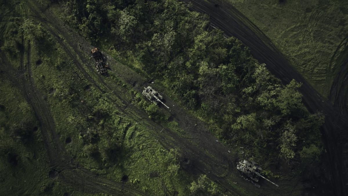 Eine Luftaufnahme zeigt ein Schlachtfeld mit besch&auml;digten russischen Panzern. (Foto)