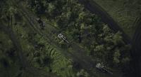 Eine Luftaufnahme zeigt ein Schlachtfeld mit beschädigten russischen Panzern.