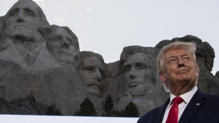 Donald Trump, Präsident der USA, lächelt am Denkmal Mount Rushmore