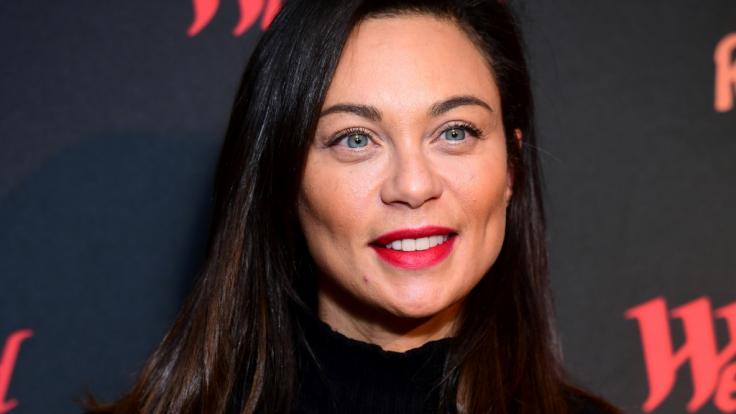 Lilly Becker rekelt sich halb nackt im Bett.
