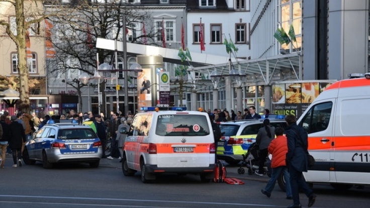 Am Samstagnachmittag hat ein Autofahrer in Heidelberg mehrere Fußgänger angefahren und ist dann mit einem Messer bewaffnet geflüchtet.