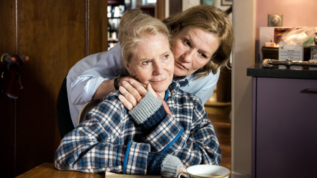 Suzanne von Borsody (hinten) und Christiane H&ouml;rbiger (vorn) im ARD-Drama "Die letzte Reise". (Foto)