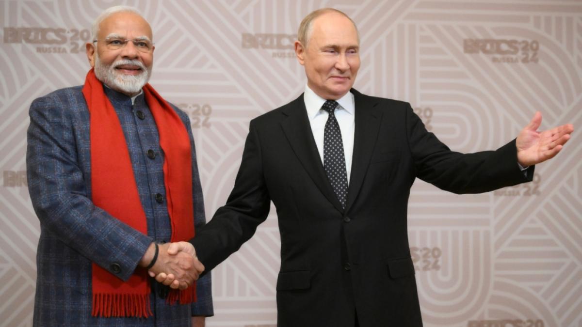 Indiens Ministerpr&auml;sident Narendra Modi wird von Wladimir Putin zum Brics-Gipfel in Kasan begr&uuml;&szlig;t. (Foto)