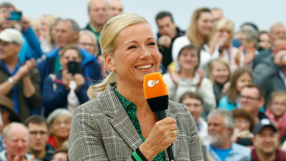 Andrea Kiewel freut sich bereits diebisch auf ihre Promi-G&auml;ste zu den "Garten Games" im "ZDF Fernsehgarten" am 2. Juni 2024. (Foto)