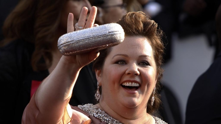 Melissa McCarthy strahlt fröhlich in jede Kamera.