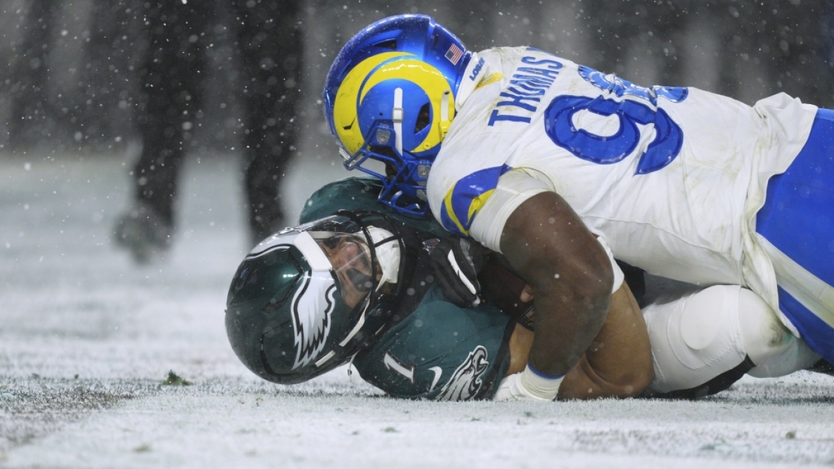 Jalen Hurts wird von Los Angeles Rams-Linebacker Keir Thomas gesackt im Schnee. (Foto)