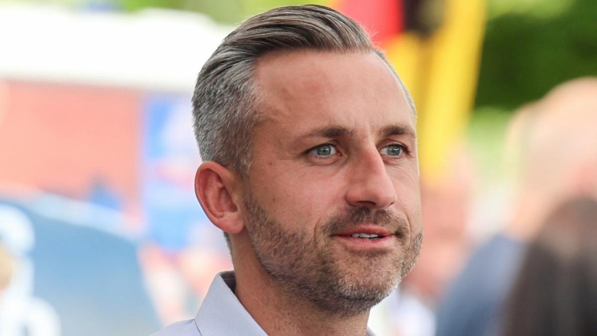 AfD-Spitzenkandidat Ulrich Siegmund besucht in Eilsleben einen Infostand der AfD zur Landtagswahl 2026. (Foto)
