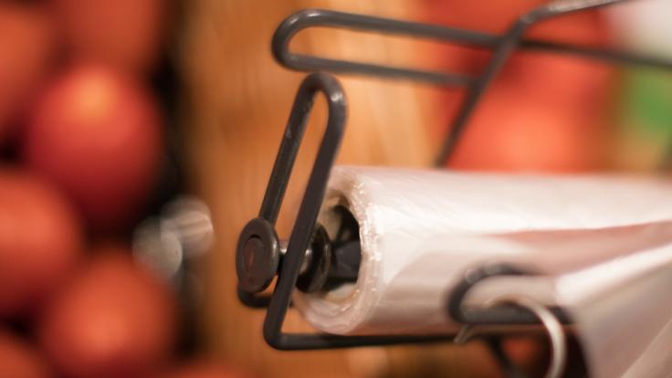 Kosten die kleinen Plastiktüten im Supermarkt bald 22 Cent?