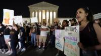 Zahlreiche Menschen demonstrierten vor dem US-Surpreme Court gegen die Änderung des Abtreibungsrechts.