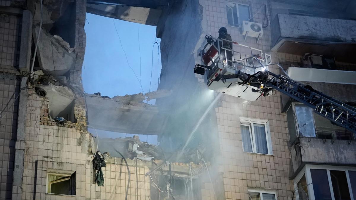 Wladimir Putins Angriffe richteten in mehreren Stadtteilen Kiews schwere Verw&uuml;stungen an. (Foto)
