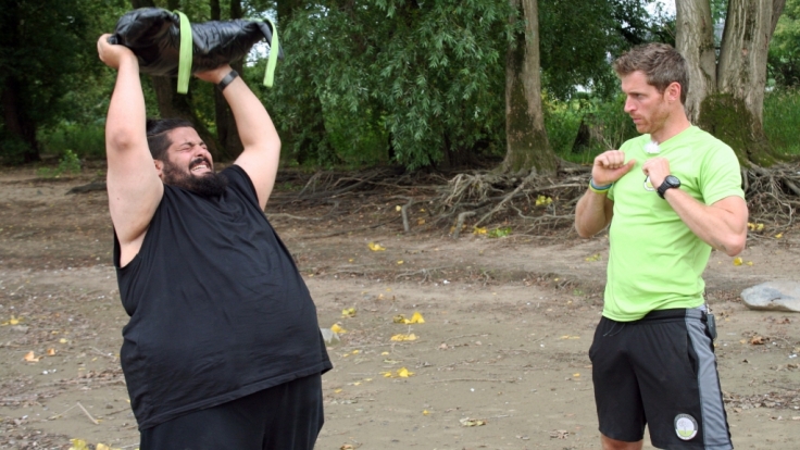 Rettungsassistent Burak wird von Life-Coach Felix Klemme (rechts) bei seiner Metamorphose unterstützt.
