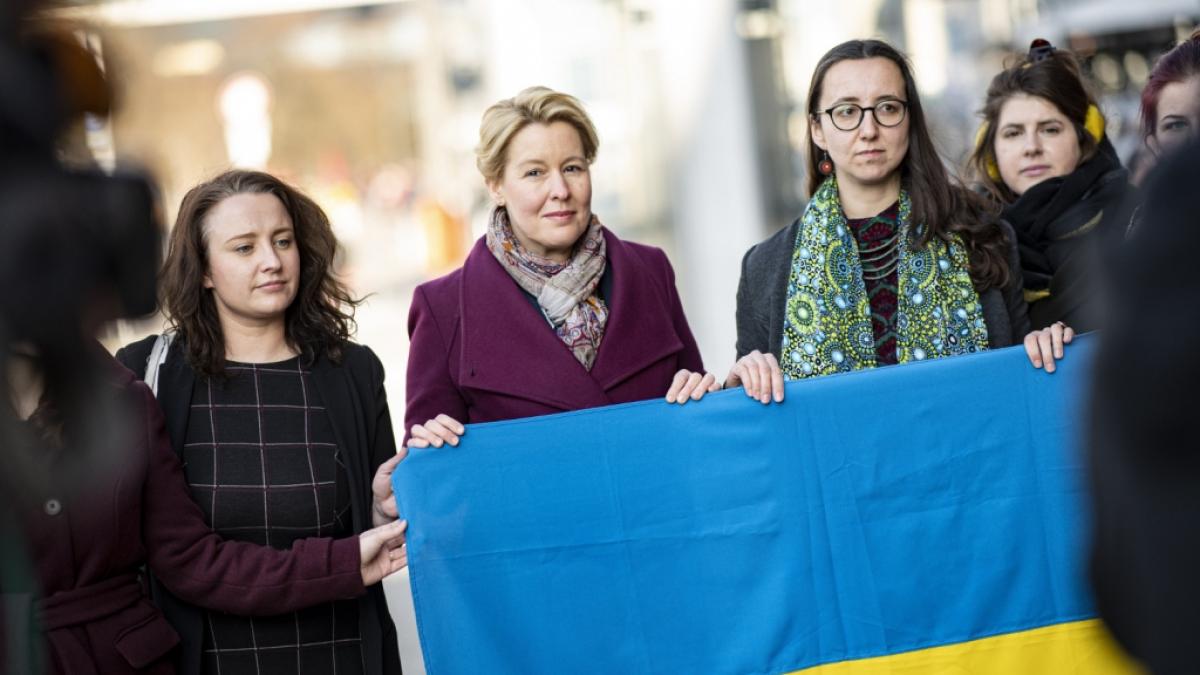 Oleksandra Bienert (2.v.r.), in der Ukraine geborene Aktivistin und Wissenschaftlerin, und Franziska Giffey (SPD - 2.v.r.), Regierende B&uuml;rgermeisterin von Berlin, halten aus Solidarit&auml;t eine ukrainische Flagge in der Hand. (Foto)