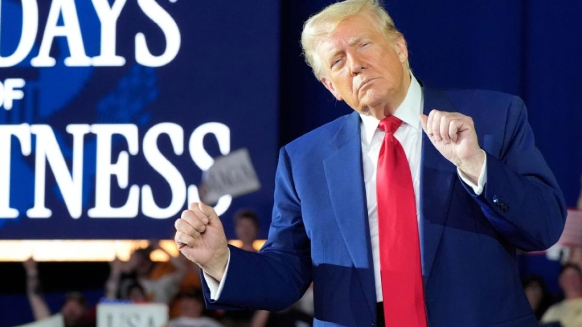 Donald Trump hat sich bei einem irren Auftritt selbst gefeiert. (Foto)