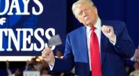 Donald Trump hat sich bei einem irren Auftritt selbst gefeiert.