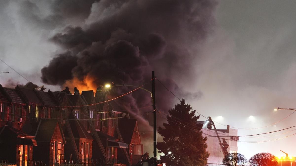 Ein privates Kleinflugzeug sei mitten in einem belebten Gebiet im Norden von Philadelphia abgest&uuml;rzt. (Foto)