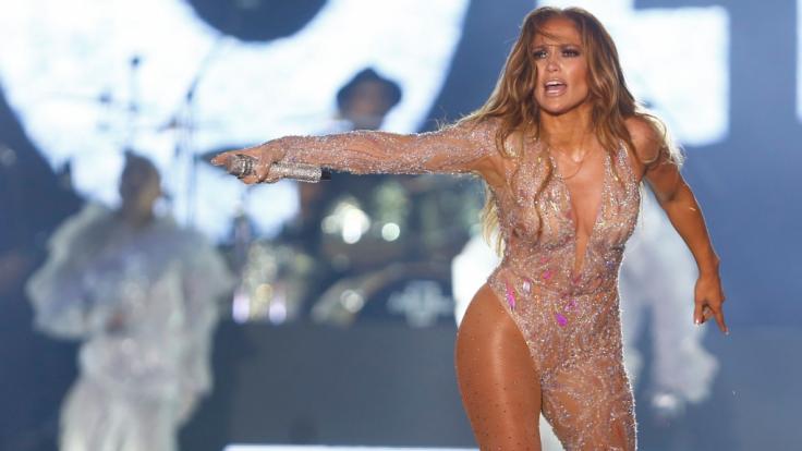 Jennifer Lopez lässt in einem aufreizenden Werbeclip tief blicken.
