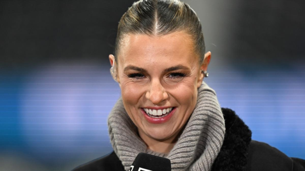 Laura Wontorra steht als Sportmoderatorin f&uuml;r ein Bundesliga-Spiel am Mikrofon. (Foto)